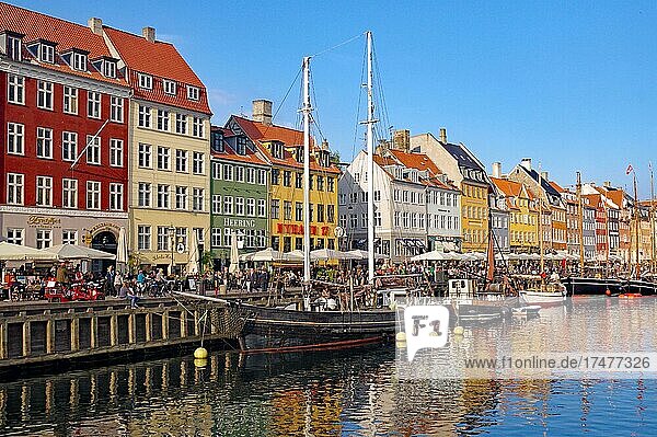 Schiffe und Gebäude im Abendlicht  Nyhavn  Kophenhagen  Dänemark  Europa