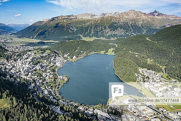 Blick über St. Moritz und seinen See  Engadin  Schweiz  Europa