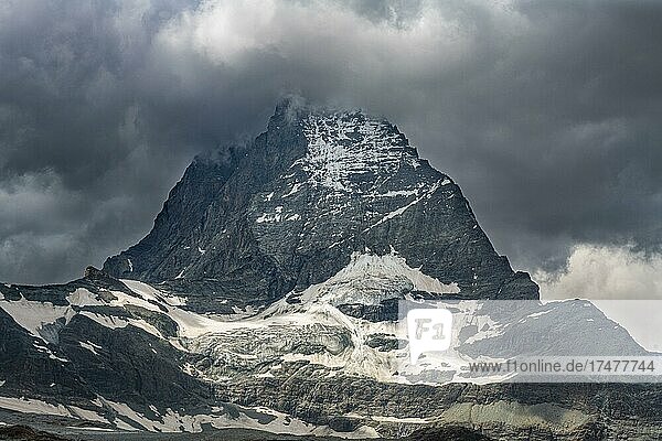 Matterhorn in Wolken  Zermatt  Schweiz  Europa