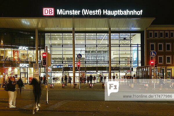 Main station  night shot  Münster  Münsterland  North Rhine-Westphalia  Germany  Europe
