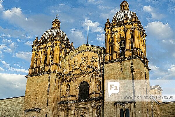Kirche Santo Domingo de Guzmán bei Sonnenuntergang  Oaxaca  Mexiko  Mittelamerika