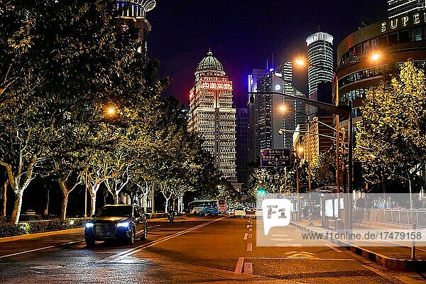 Autoverkehr bei Nacht  Shanghai  China  Asien