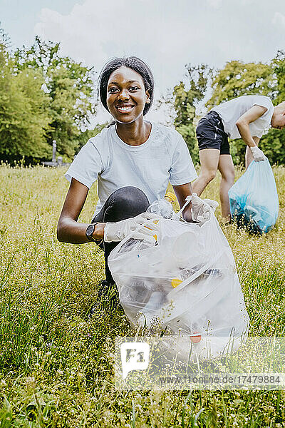 Porträt einer freiwilligen Helferin bei der Reinigung eines Parks