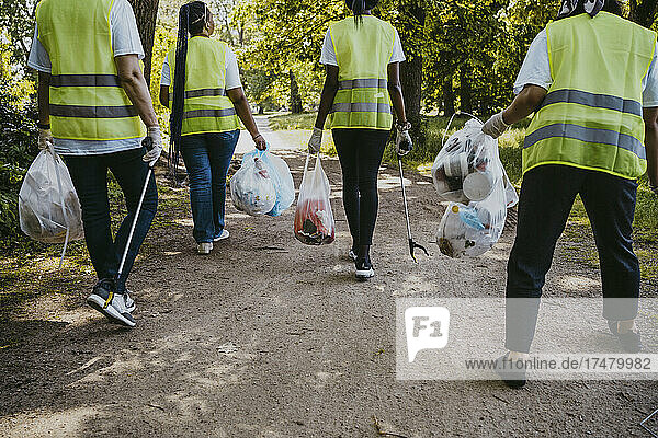 Umweltschützerinnen mit Plastik im Park