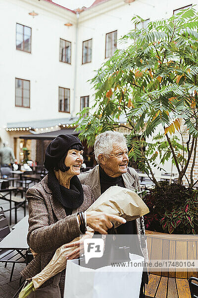 Älterer Mann und Frau erkunden am Wochenende die Stadt