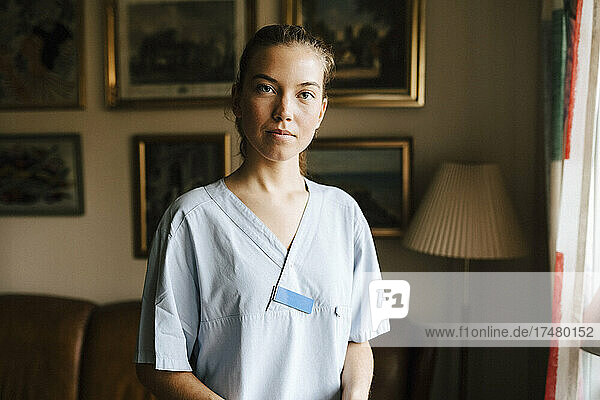 Porträt einer Krankenschwester im heimischen Wohnzimmer
