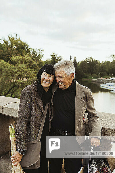 Lächelndes älteres Paar an der Brücke am Wochenende