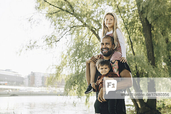 Lächelnder Vater mit Sohn und Tochter im Park