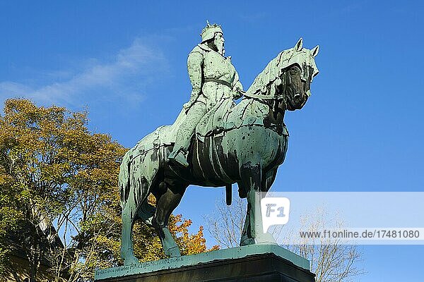 Reiterstandbild Friedrich I. Barbarossa Kaiserpfalz Goslar UNESCO Welterbestätte Harz Niedersachsen Deutschland Europa