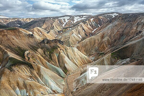 Luftaufnahme Landschaftspanorama Dramatische Vulkanlandschaft bunte Erosionslandschaft mit Bergen Lavafeld Landmannalaugar Fjallabak Naturreservat Suðurland Island Europa