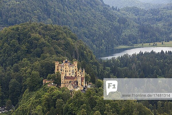 Schloss Hohenschwangau Alpsee Schwangau bei Füssen Allgäu Oberbayern Bayern Deutschland Europa