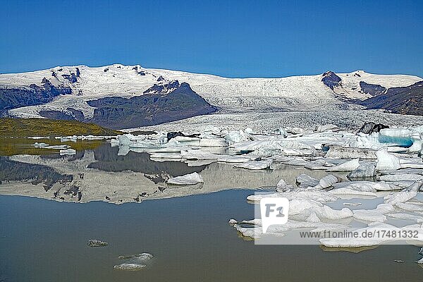 Eisberge und Eis spiegeln sich in einem See  Gletscher  Berge  Fjällsarlon  Vatnajökull  Südisland  Island  Europa