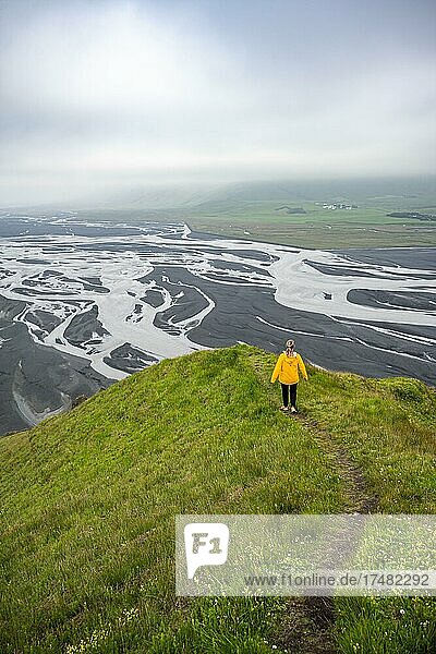Wanderin auf einem Hügel  Blick über Schwemmland  Fluss mäandert  Dímonarhellir  Suðurland  Island  Europa