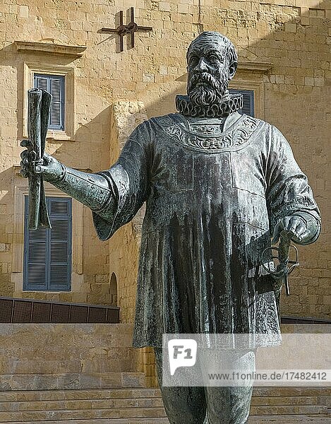 Nahaufnahme von Bronzestatue von Jean Parisot de la Valette  Großmeister von Malteserorden  Gründer von Valletta Hauptstadt von Malta  Valletta  Malta  Europa
