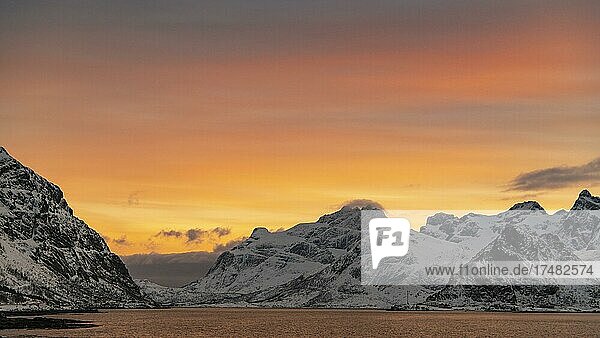 Winterliche skandinavische Landschaft Meer Berge Bergpanorama Schnee Vareid Nordland Lofoten Norwegen Europa