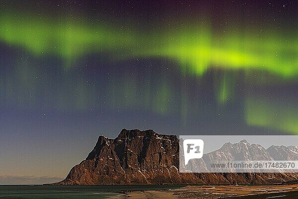 Polarlicht in winterlicher skandinavische Landschaft Nordlicht (Aurora borealis) Meer Berge Sterne Uttakleiv strand Leknes Nordland Lofoten Norwegen Europa