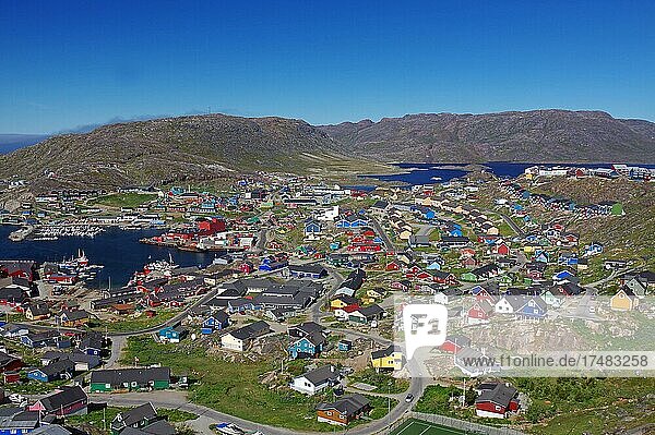 Aussicht über eine weitläufige Stadt  vielfarbige Holzhäuser  Qaqortoq  Kujalleq  Südgrönland  Grönland  Dänemark  Nordamerika
