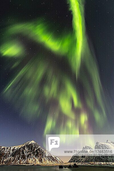 Polarlicht in winterlicher skandinavische Landschaft Nordlicht (Aurora borealis) Meer Berge Sterne Flakstad Nordland Lofoten Norwegen Europa