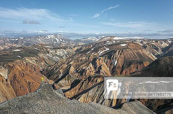 Frau blickt über Berge  Landschaftspanorama  Dramatische Vulkanlandschaft  bunte Erosionslandschaft mit Bergen  Lavafeld  Landmannalaugar  Fjallabak Naturreservat  Suðurland  Island  Europa