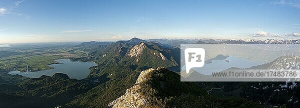 Ausblick vom Gipfel des Herzogstand Panorama mit Kochelsee und Walchensee im Abendlicht Gratwanderung Herzogstand Heimgarten Oberbayern Bayern Deutschland Europa