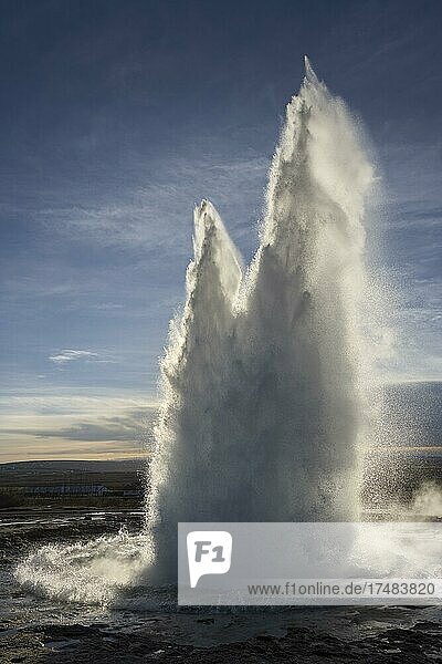 Geysir Heißwasserspringquelle Eruption Wasserfontaine Strokkur Haukadalur Geothermalgebiet Goldener Zirkel Süd-West-Island Island Europa