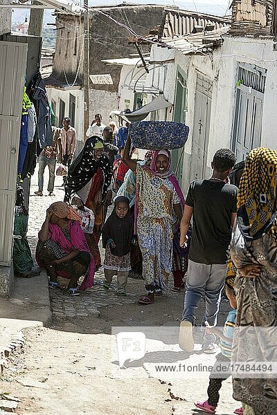 Frauen und Kinder in belebter Gasse  Altstadt  Harar  Äthiopien  Afrika