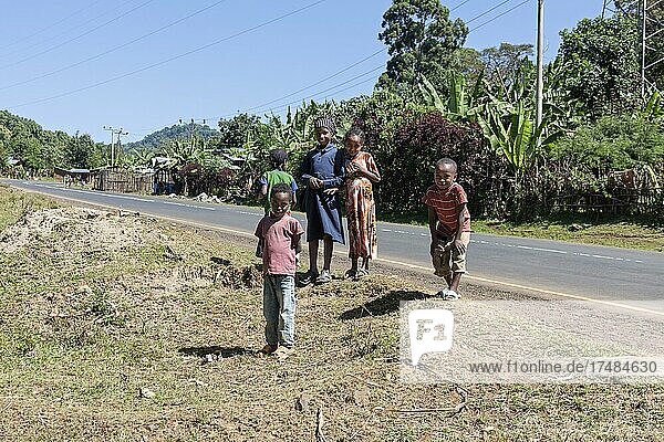 Kinder am Straßenrand  Kaffa  Äthiopien  Afrika