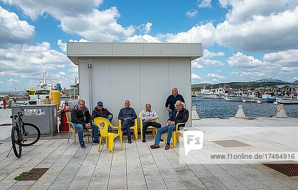 Sardische Senioren treffen sich im Hafengebiet von Figari am Golfo Aranci  Sardinien  Italien  Europa