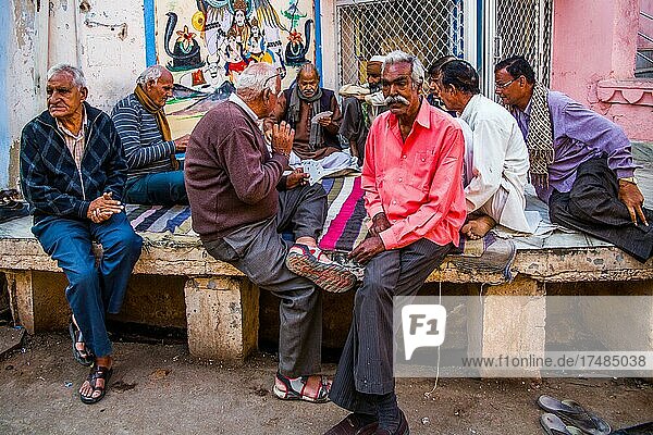 Men playing cards in the old town of Bundi  Bundi  Rajasthan  India  Asia