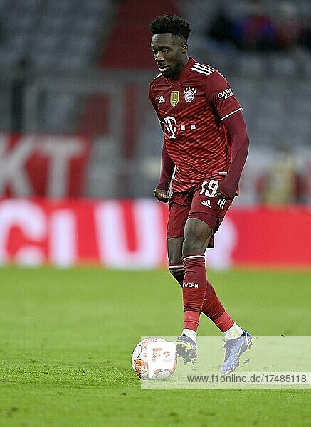 Alphonso Davies FC Bayern München FCB 19 am Ball Allianz Arena München Bayern Deutschland Europa