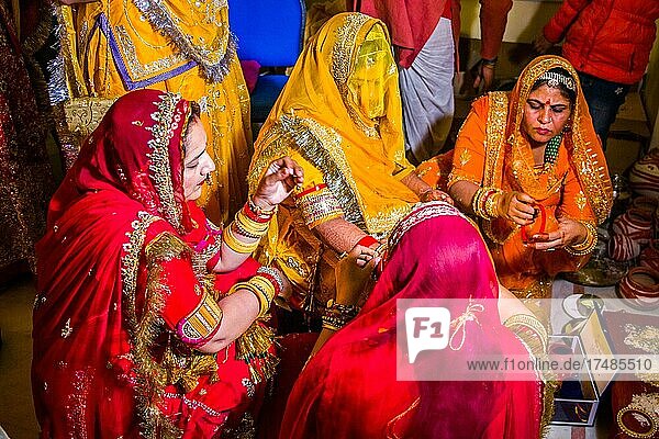 Getrennte Zeremonien von Braut und Bräutigam prunkvolle Hochzeit in Rajasthan Jaipur Rajasthan Indien Asien