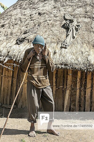 Alter Mann  blind  Wohnhütte  Kaffa  Äthiopien  Afrika
