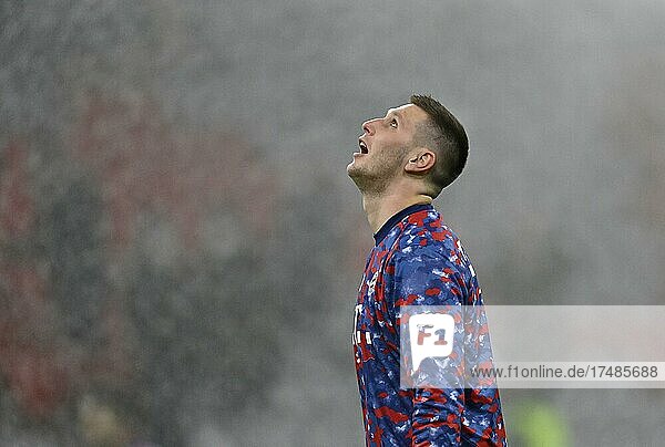 Aufwärmen Training im Regen Niklas Süle FC Bayern München FCB 04 Allianz Arena München Bayern Deutschland Europa