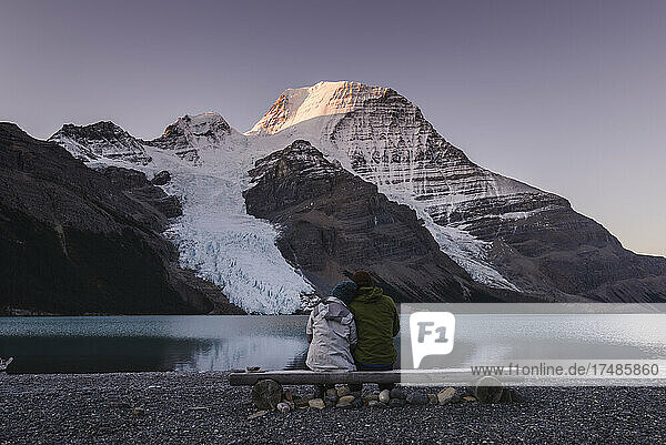 Ehepaar vor dem Mount Robson über dem Bergsee in der Morgendämmerung.