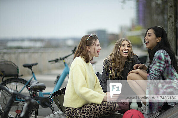 Glückliche junge Frauen Freunde lachen in der Stadt