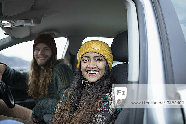 Porträt glückliches junges Paar auf Autoreise im Auto