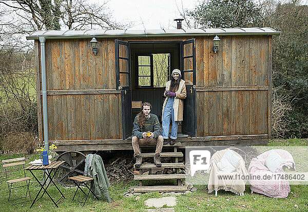 Porträt junges Paar in winziger Hüttenvermietung Türöffnung