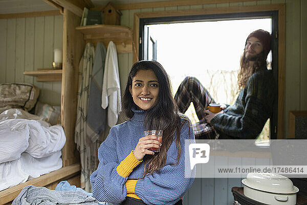 Porträt glückliches junges Paar  das sich in einer kleinen gemieteten Hütte entspannt