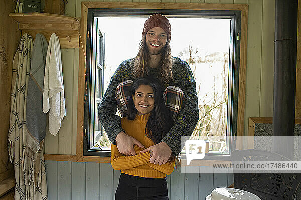 Porträt glückliches junges Paar in Kabinenfenster