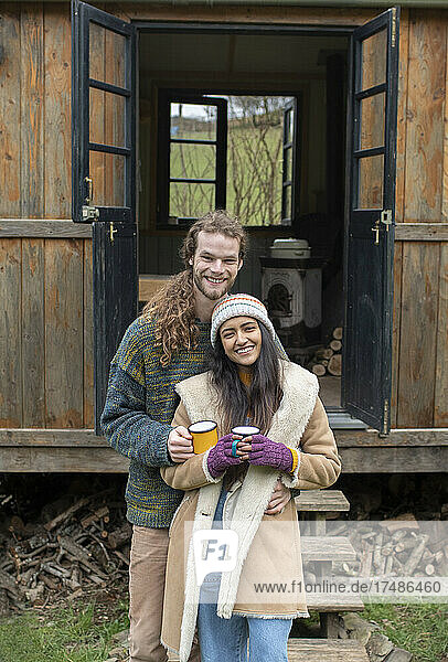 Porträt glückliches Paar außerhalb winzige Hütte mieten