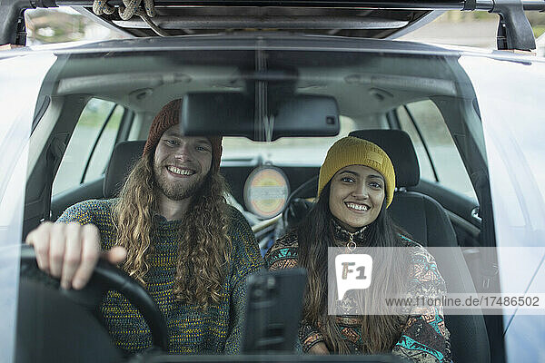 Porträt glückliches Paar auf Autoreise im Auto
