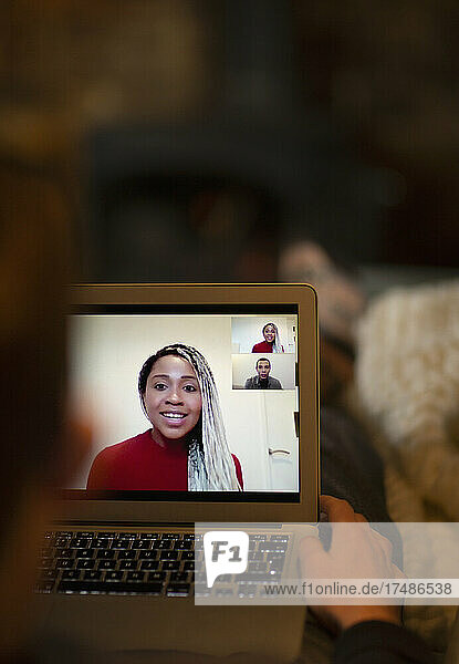 Geschäftsleute bei einer Videokonferenz auf einem Laptop-Bildschirm