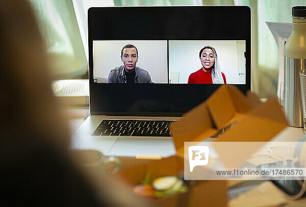 POV-Kollegen beim Videochat auf dem Laptop-Bildschirm