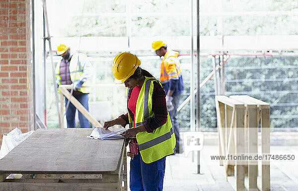Vorarbeiter mit Klemmbrett auf der Baustelle