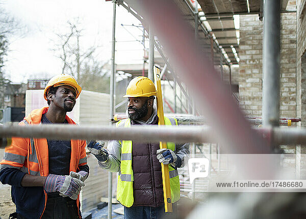Bauarbeiter im Gespräch auf der Baustelle