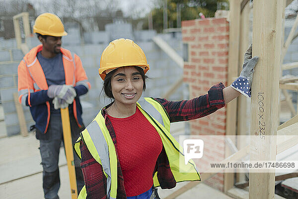 Porträt einer selbstbewussten Bauarbeiterin auf einer Baustelle