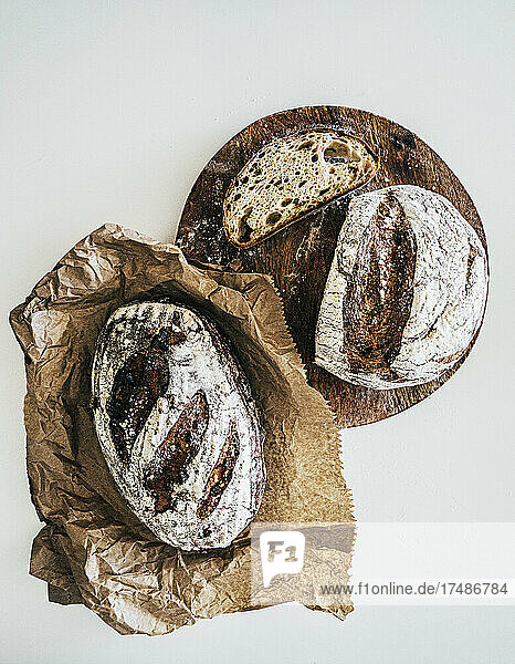Stilleben rustikales Brot auf weißem Hintergrund