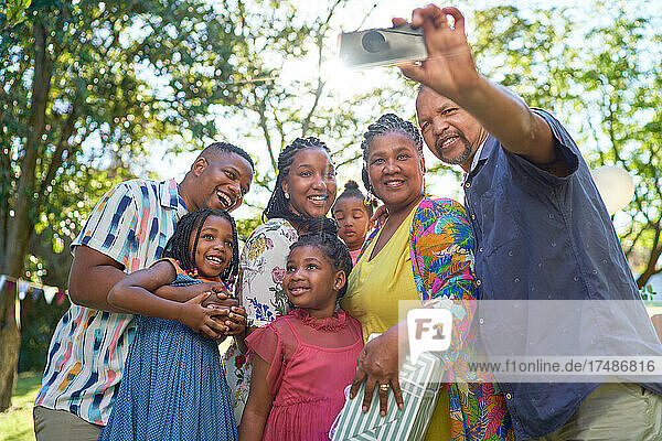 Mehrgenerationenfamilie macht Selfie im Park