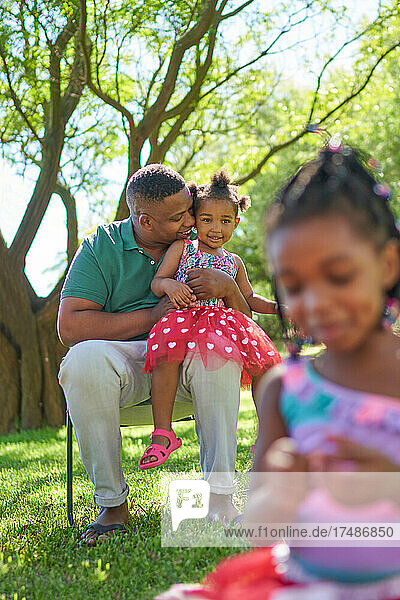 Vater und Tochter im Sommerpark