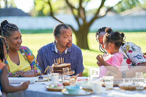 Mehrgenerationenfamilie feiert Geburtstag am Terrassentisch